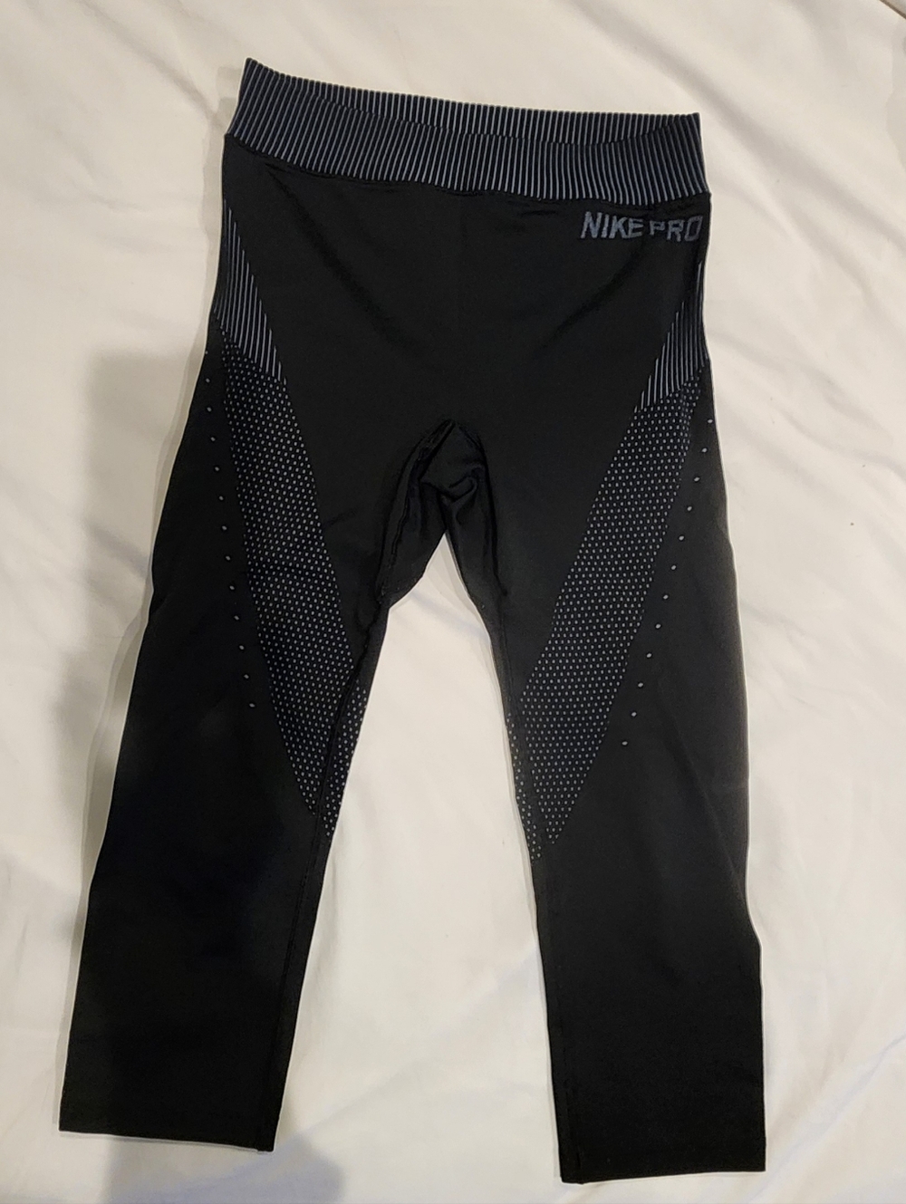 Nike Pro Hypercool Limitless Women's Dri-Fit Capri Leggings